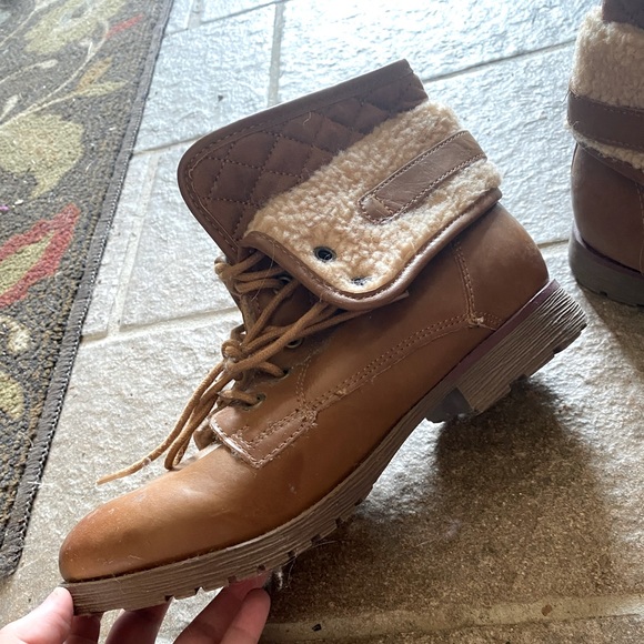 Neutral color booties with fur - Picture 3 of 5